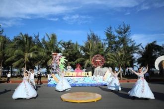 Du lịch Sầm Sơn bùng nổ với lễ hội Carnival đường phố